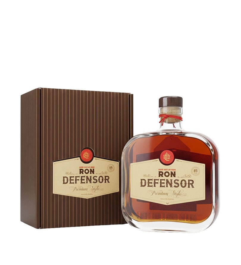 Botella tipo licorera de Ron Defensor Style 18 Años de 700 ml junto a su estuche café