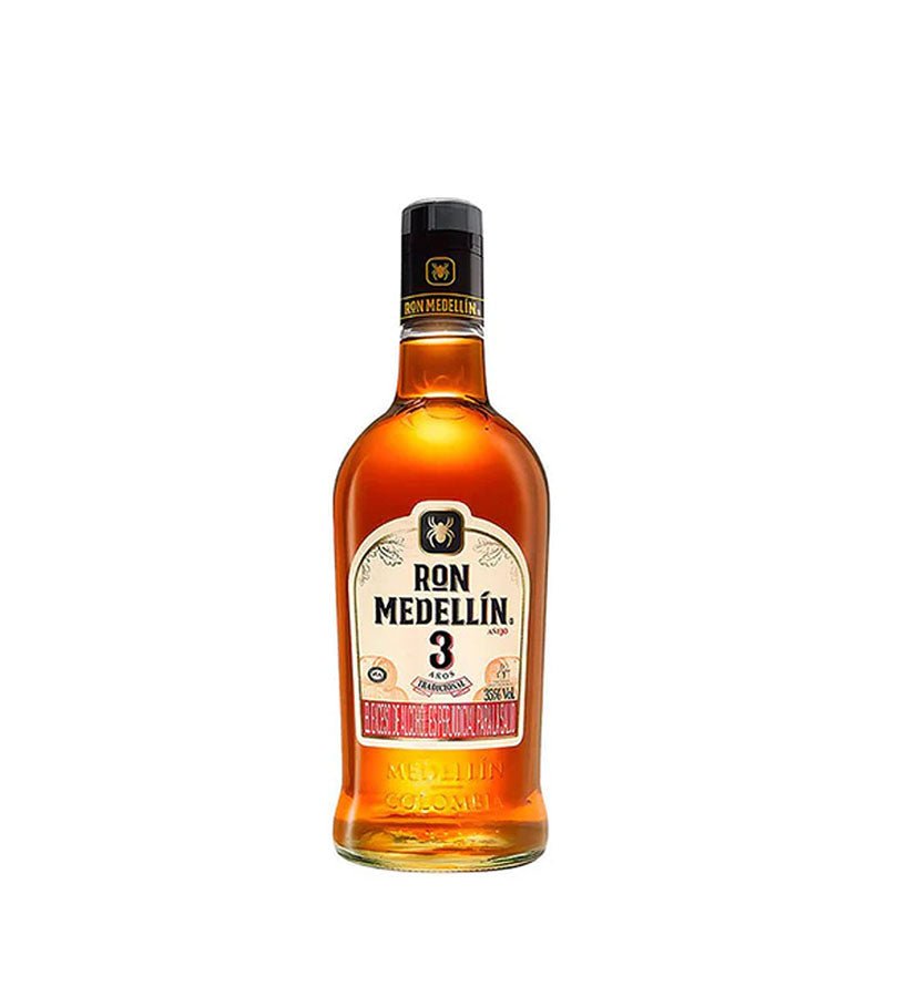 Botella de litro de Ron Medellín 3 Años Añejo con tapa negra
