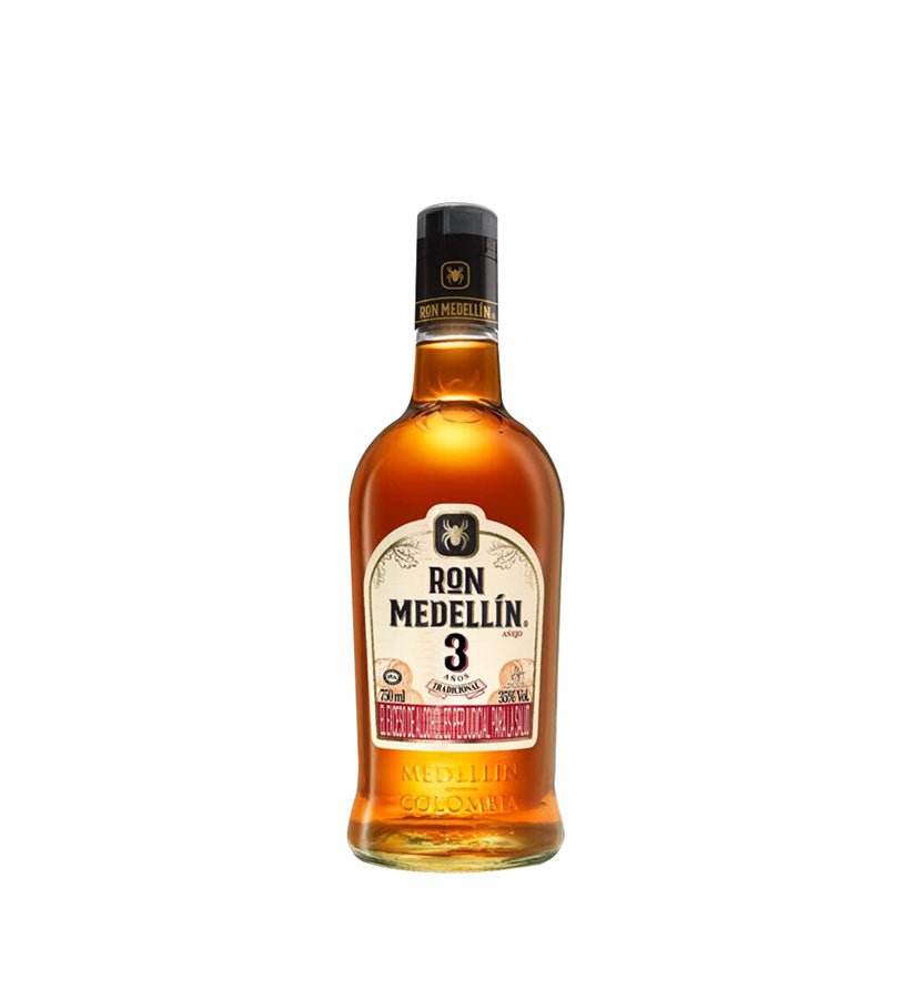 Botella de Ron Medellín 3 Años Añejo de 750 ml con tapa negra y etiqueta crema