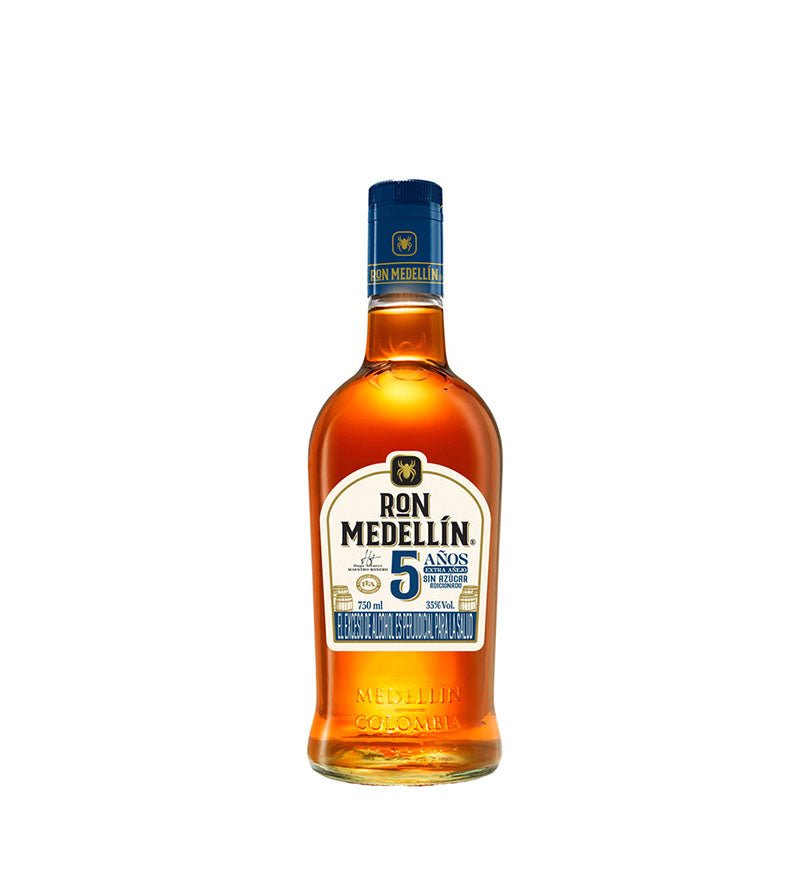 Botella de Ron Medellín 5 Años Extra Añejo de 750 ml con tapa azul