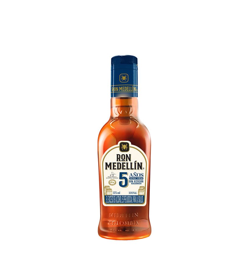 Media botella de Ron Medellín 5 Años Extra Añejo de 375 ml con tapa azul