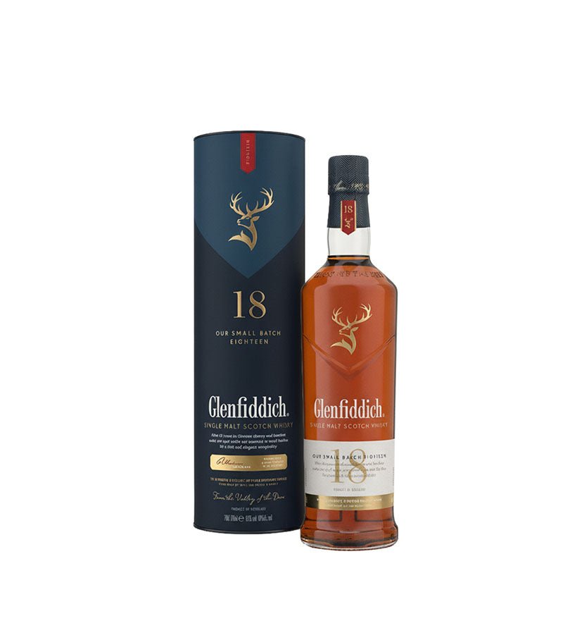 Whisky Glenfiddich 18 Años de 750 ml junto a su estuche azul oscuro