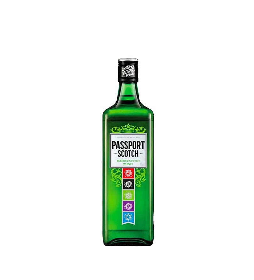 Botella verde rectangular de Whisky Passport Scotch de 700 ml