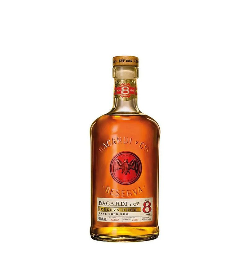 Botella baja de Ron Bacardí Reserva Ocho 8 Años de 750 ml con etiqueta dorada