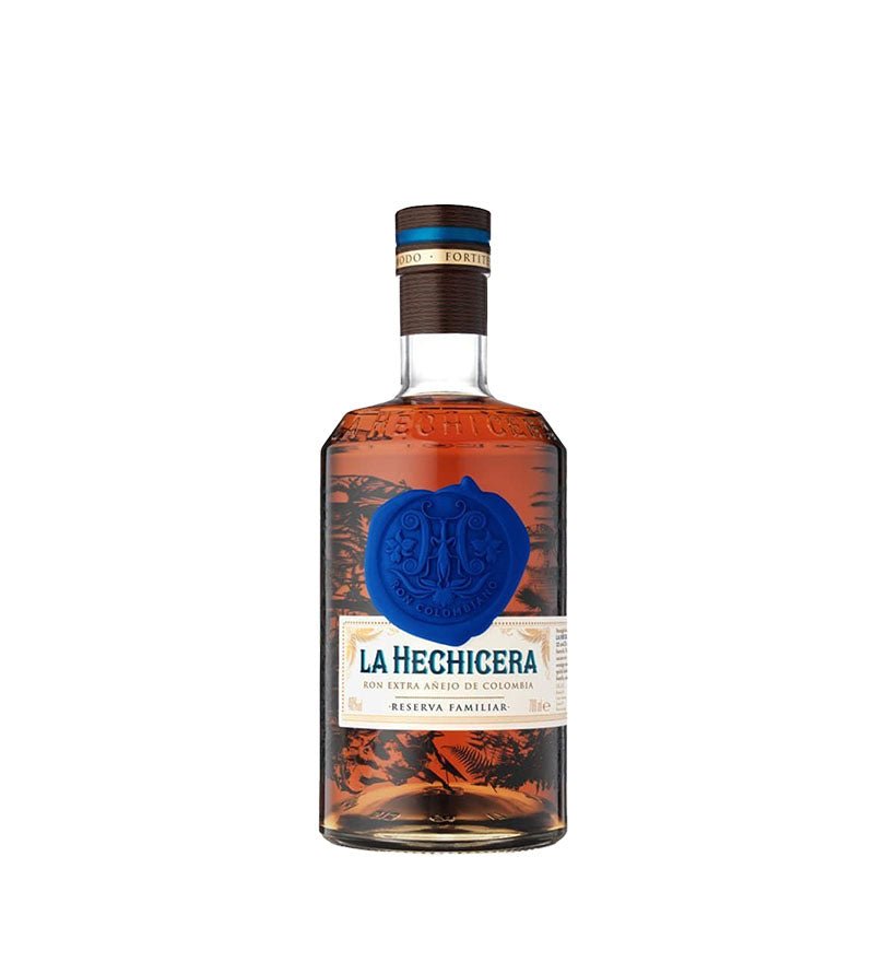 Botella baja de Ron La Hechicera de 700 ml con sello de cera azul