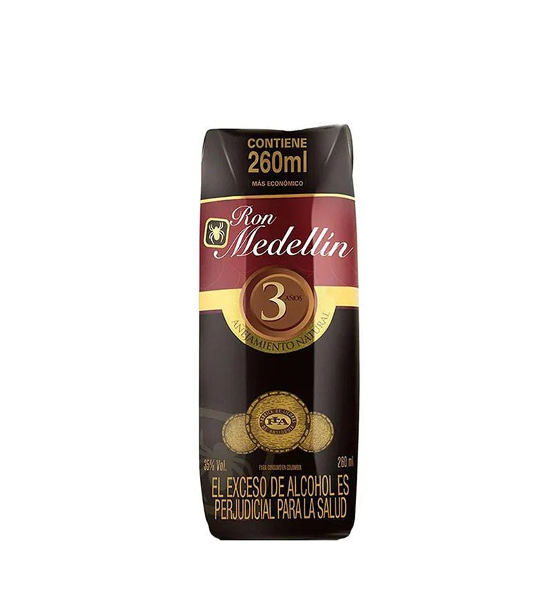 Caja oscura de cartón de Ron Medellín 3 Años Añejo Cuarto de 260 ml