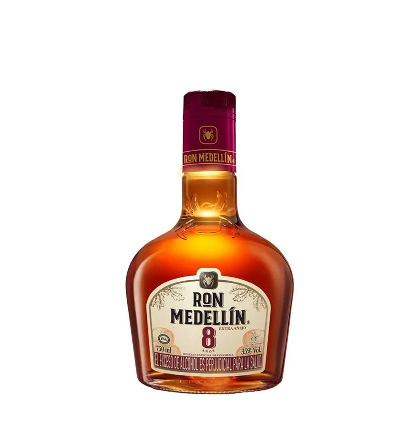 Botella ancha de Ron Medellín 8 Años Extra Añejo de 750 ml con tapa vinotinto