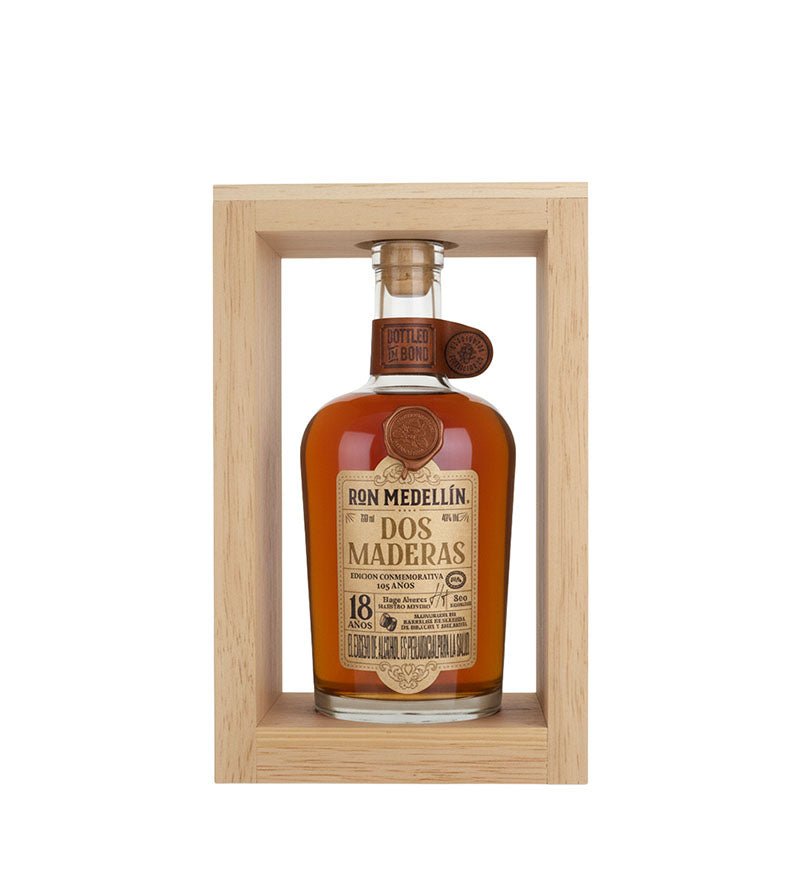 Botella de Ron Medellín Dos Maderas 18 Años de 750 ml dentro de su estuche de marco de madera