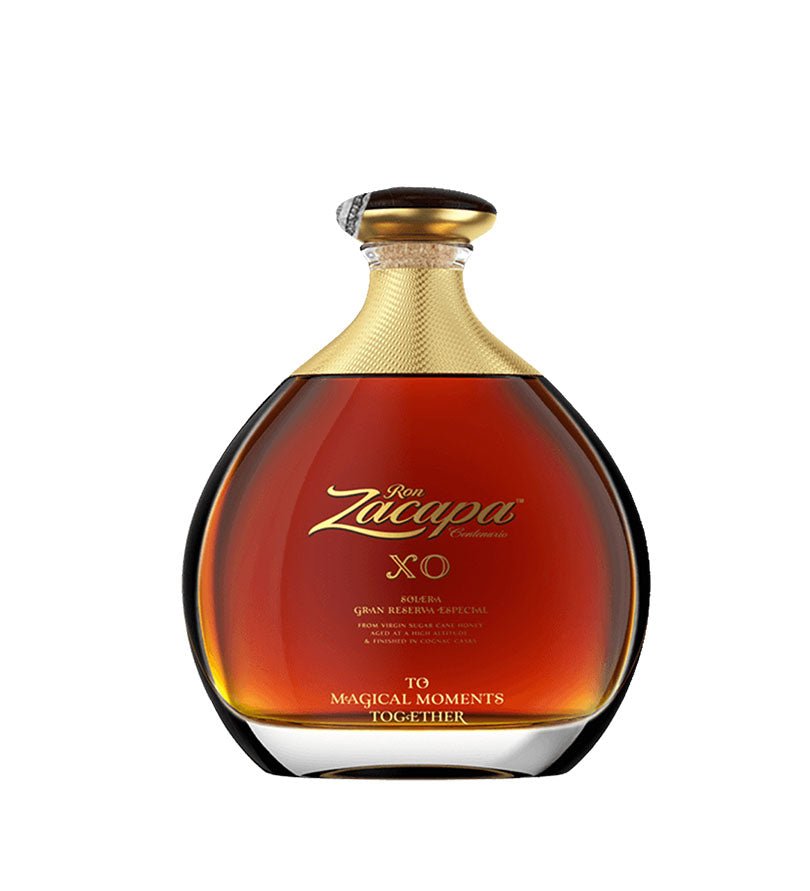 Botella redonda tipo licorera de Ron Zacapa XO de 700 ml con cuello dorado
