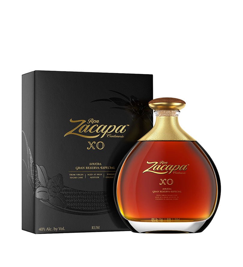 Botella tipo licorera de Ron Zacapa XO de 700 ml junto a su estuche negro