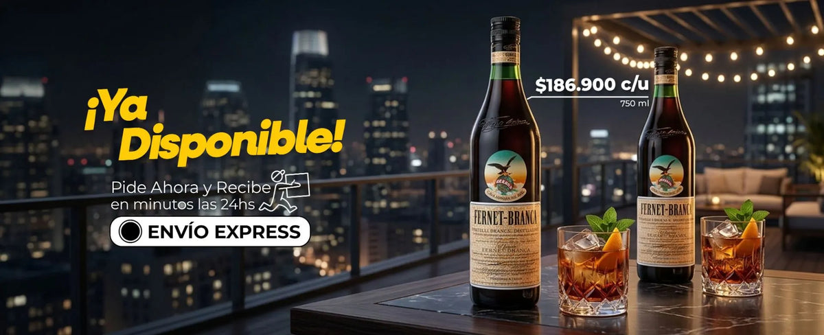 Botellas de Fernet-Branca con cócteles en una terraza de noche