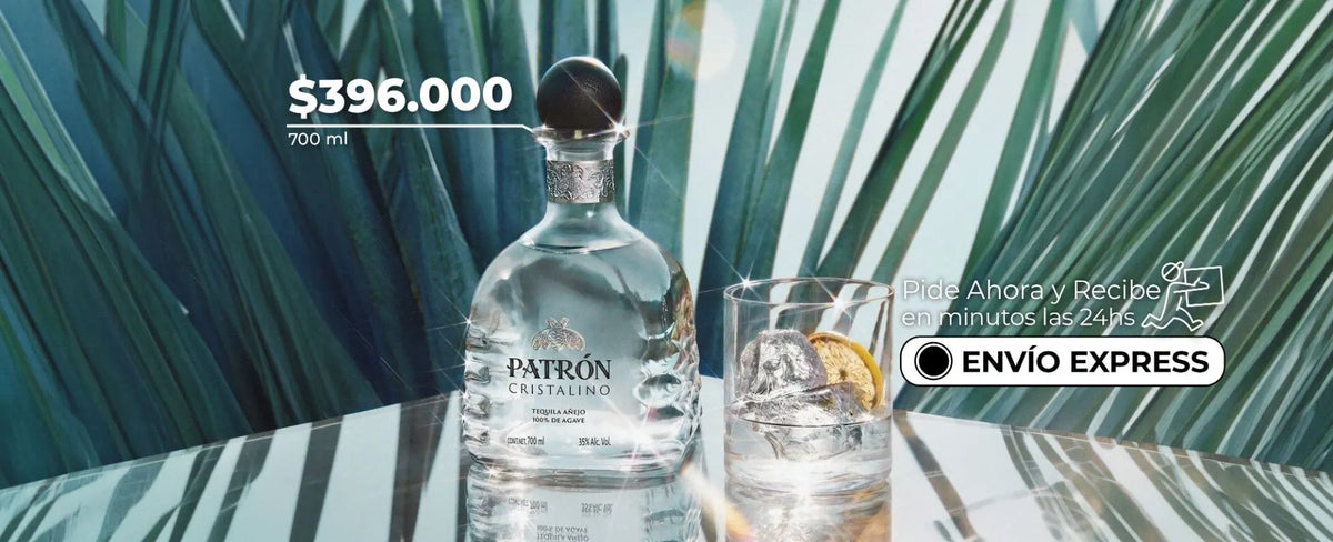 Botella de Tequila Patrón Cristalino junto a un vaso con hielo